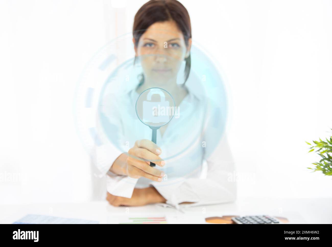 Concetto di riservatezza dei dipendenti. Accedi ai dati dei documenti con un lucchetto di sicurezza informatica per gestire i file aziendali e le informazioni sui dipendenti. Foto Stock