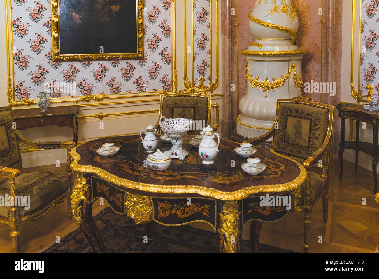 I magnifici mobili decorati in stile rococò del castello di Esterházy a Fertőd, Ungheria Foto Stock