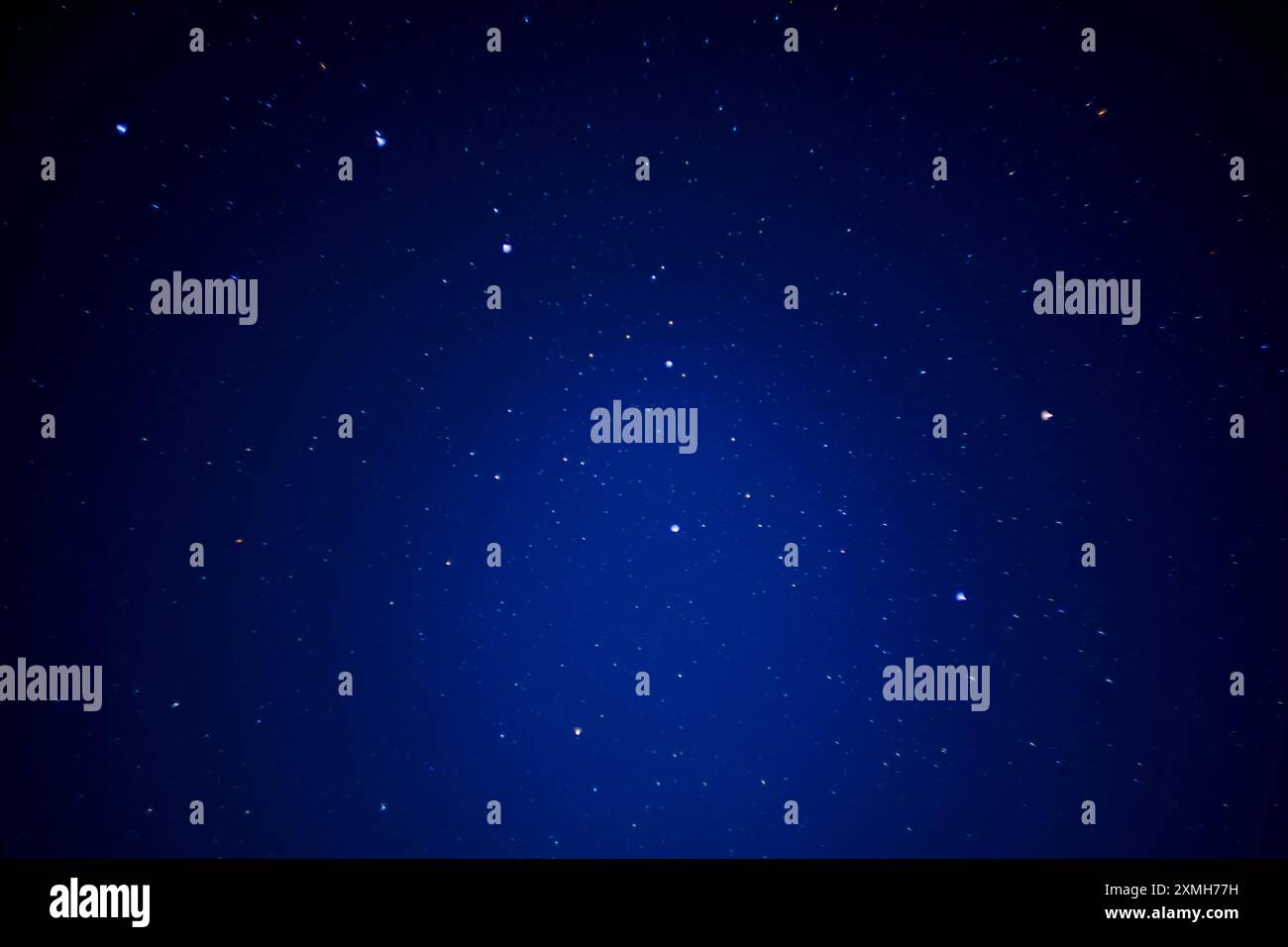 Immagine accattivante del cielo notturno pieno di innumerevoli stelle luminose. La vasta distesa di spazio è ben esposta, mostrando le meraviglie del Foto Stock