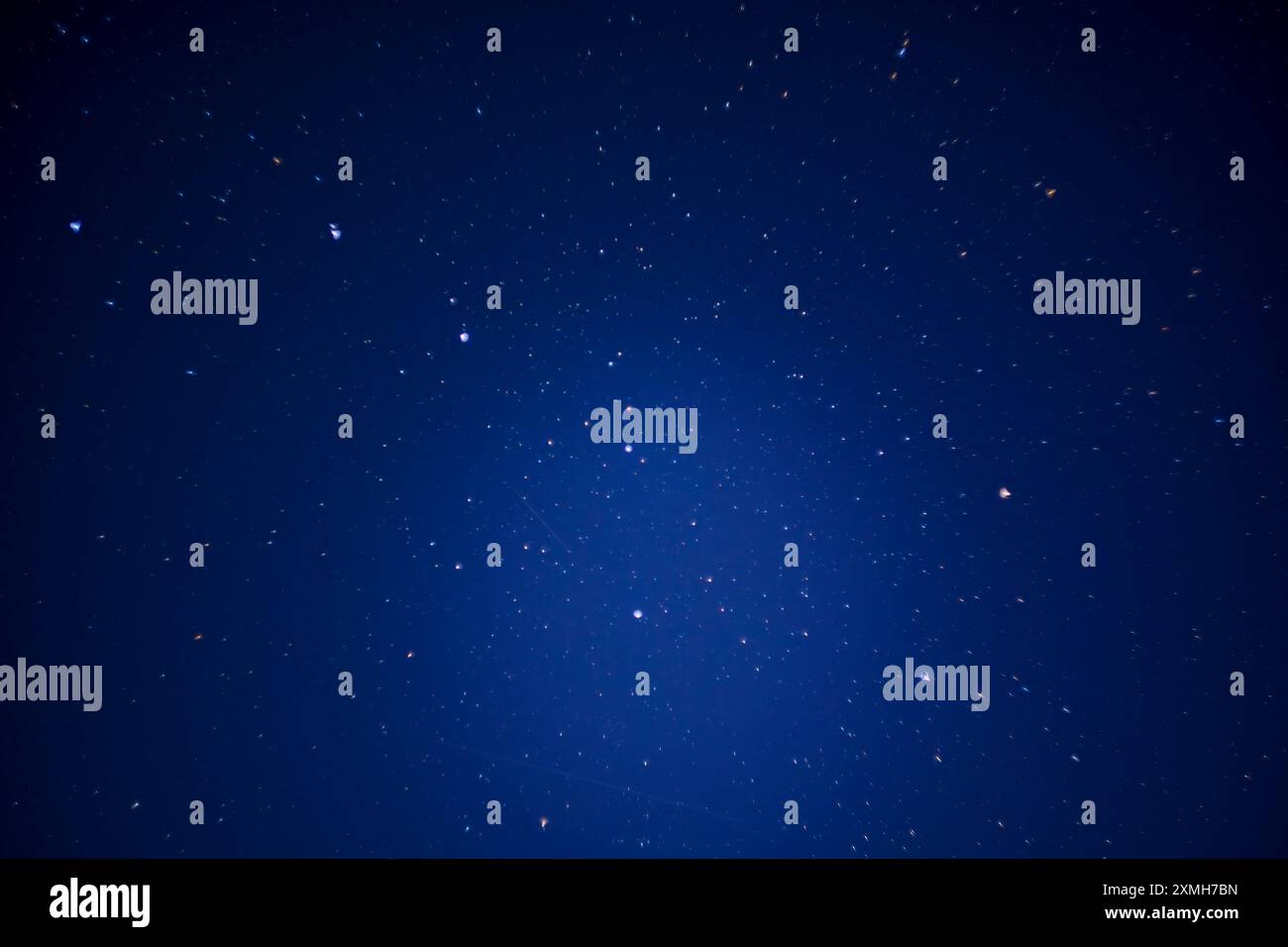 Immagine accattivante del cielo notturno pieno di innumerevoli stelle luminose. La vasta distesa di spazio è ben esposta, mostrando le meraviglie del Foto Stock