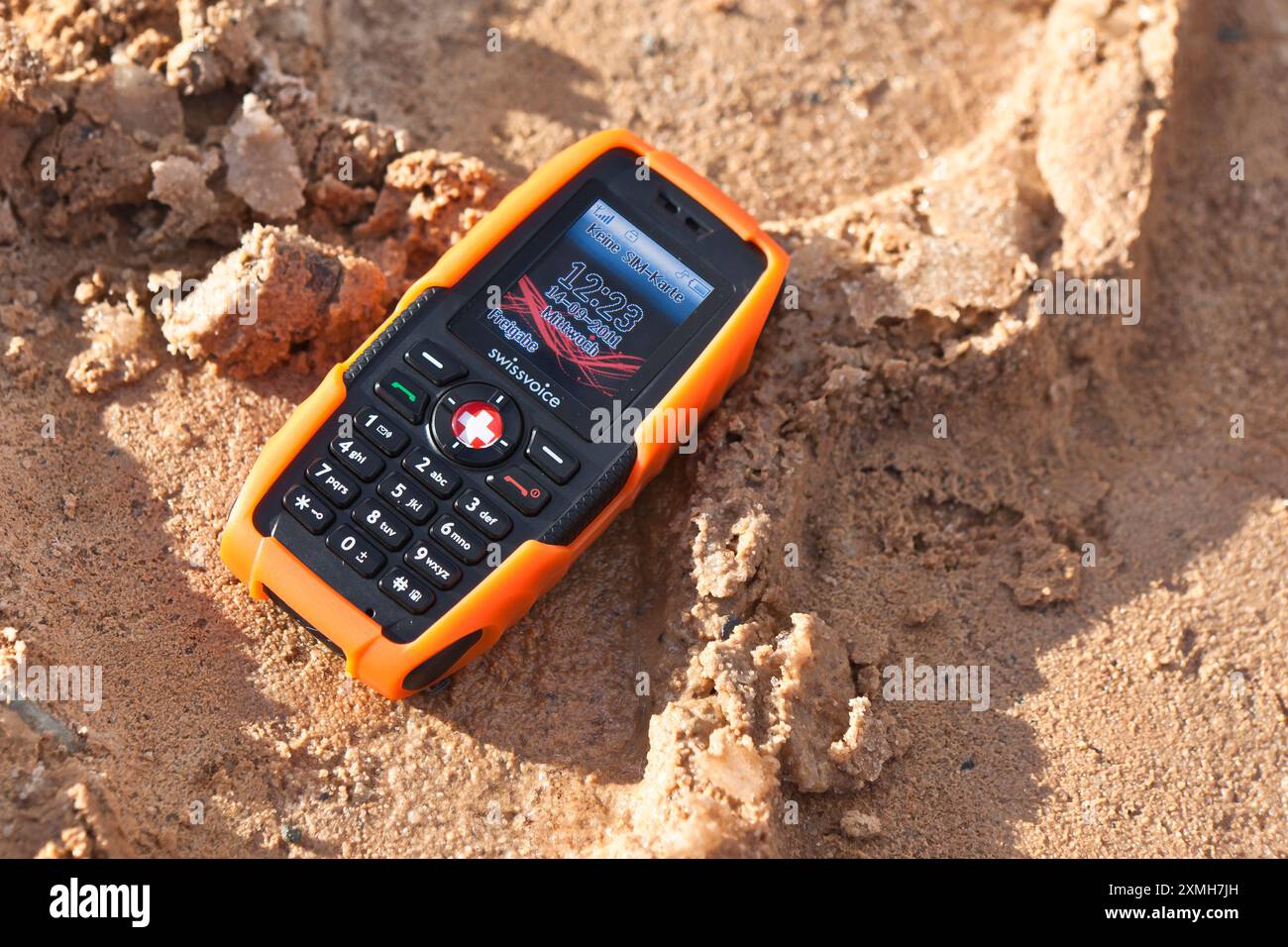 Foto di un telefono cellulare d'epoca Swiss Voice, rilasciato nel 2011, in un ambiente sporco Foto Stock