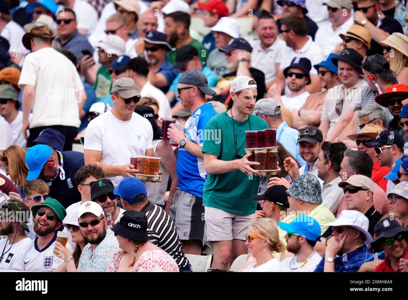 I tifosi ricevono le birre durante il terzo giorno del Rothesay test match a Edgbaston, Birmingham. Data foto: Domenica 28 luglio 2024. Foto Stock