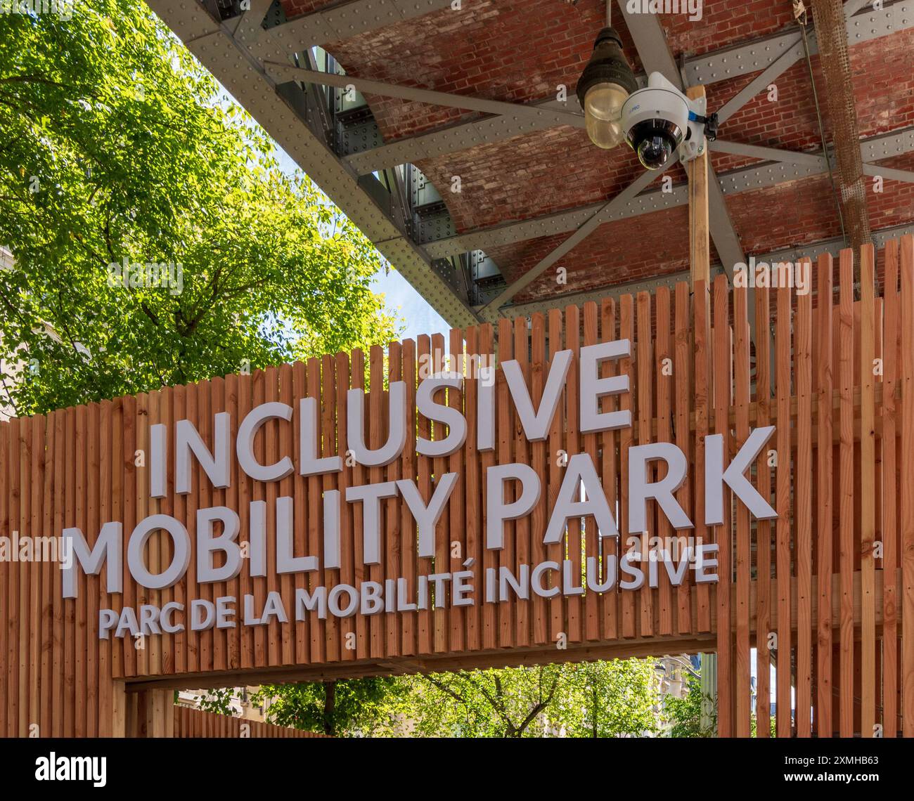 Parigi, Francia - 07 28 2024 : Toyota Inclusive Mobility Park, sotto lo skytrain, Parigi, Francia Foto Stock