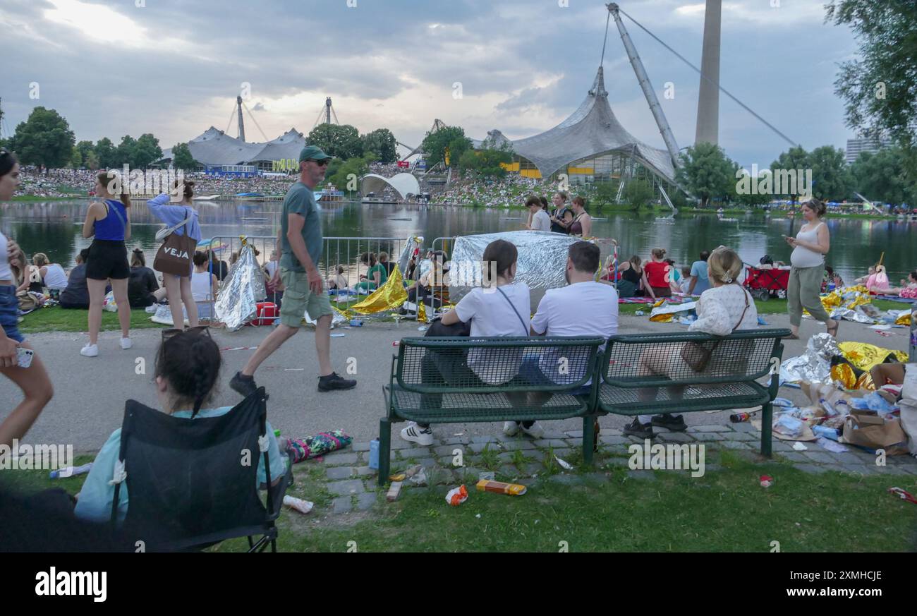 25,000 persone all'Olympiapark celbrating Taylor Swifts Eere Tour come concerto gratuito fuori dallo stadio. Le lamine di protezione dal freddo servono da costume. Foto Stock