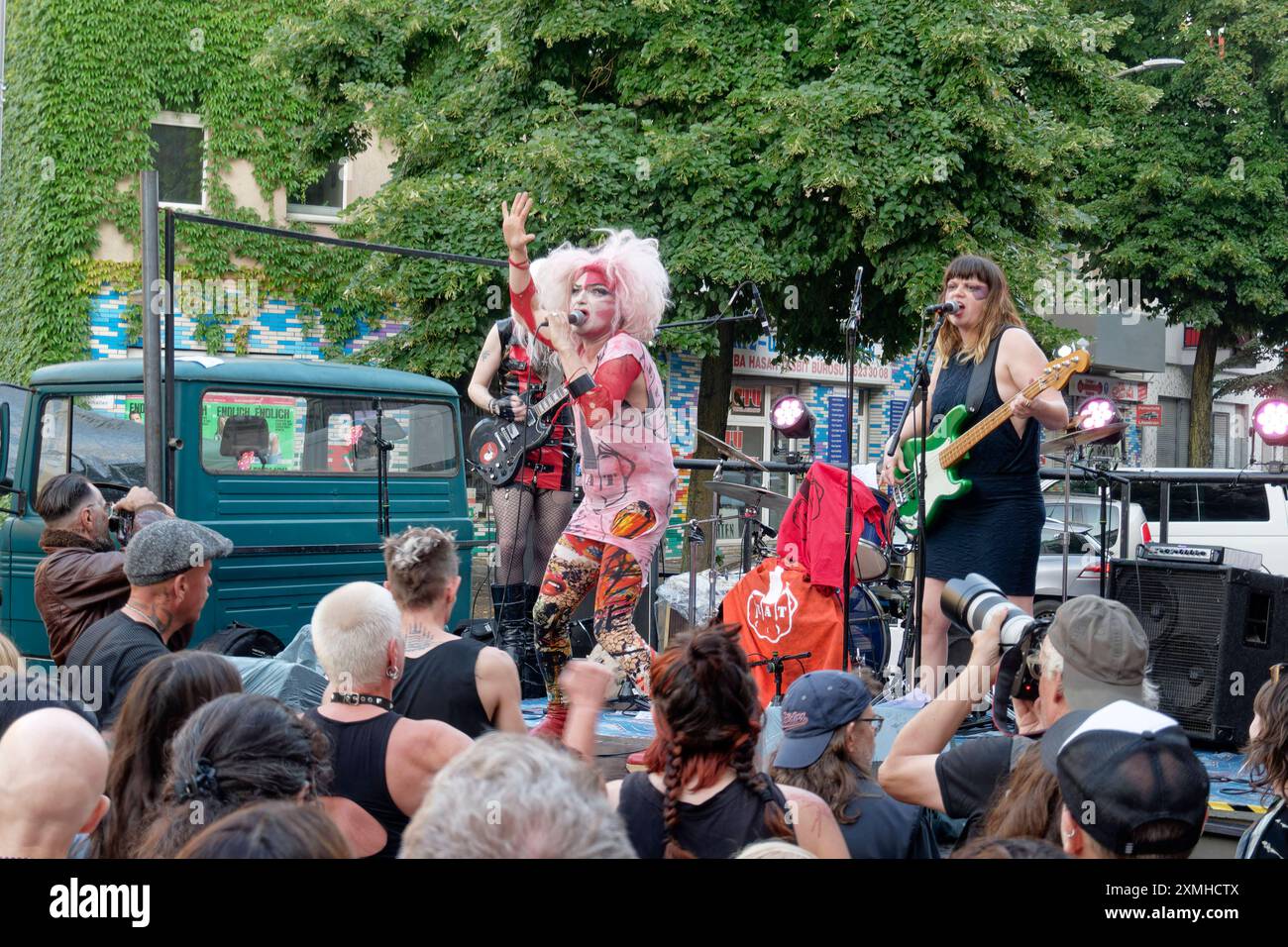 Fete de la musique, Live Musik, Eat Lipstick, disco Punk Band, Reuterkiez, Berlin-Neukölln Fete de la musique, Live Musik, Eat Lipstick, Anita drink, The Shredder alla chitarra, disco Punk Band, Reuterkiez, Berlin-Neukölln *** Fete de la musique, musica dal vivo, Eat Lipstick, disco Punk Band, Reuterkiez, Berlin Neukölln Fete de la musique, musica dal vivo, Eat Lipstick, Anita drink, The Shredder alla chitarra, disco Punk Band, Reuterkiez, Berlin Neukölln Foto Stock