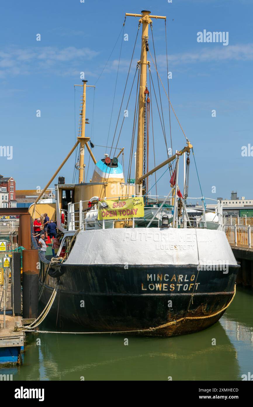 Museo storico dei pescherecci a strascico Mincarlo nel porto di Heritage Quay, Lowestoft, Suffolk, Inghilterra, Regno Unito Foto Stock