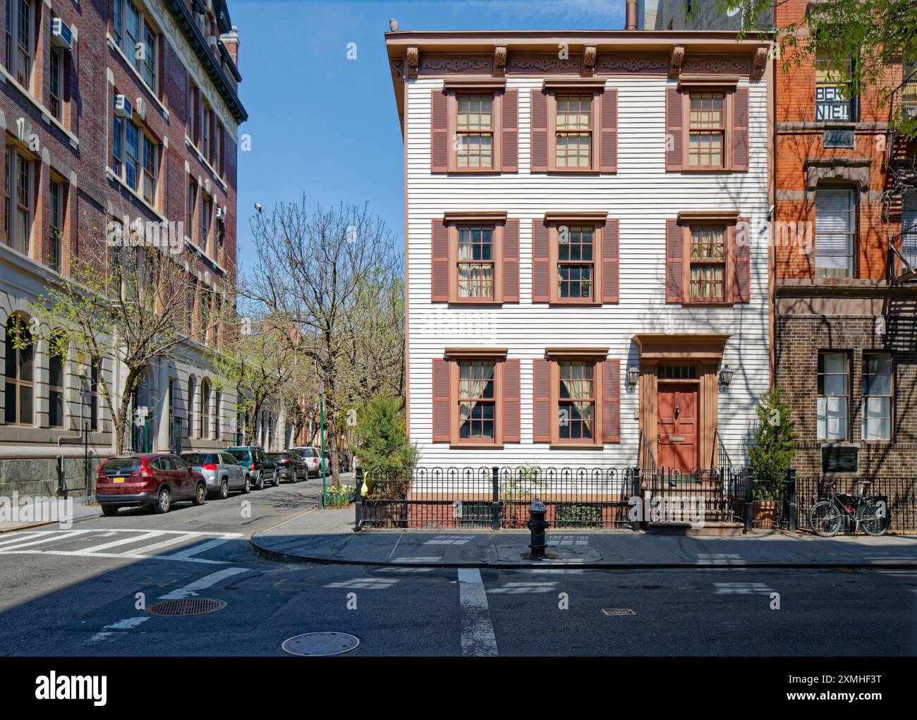 Una rara casa in legno con cornice in legno, costruita nel 1822 come casa indipendente su un fondamento in mattoni. Parte del Greenwich Village Historic District. Foto Stock