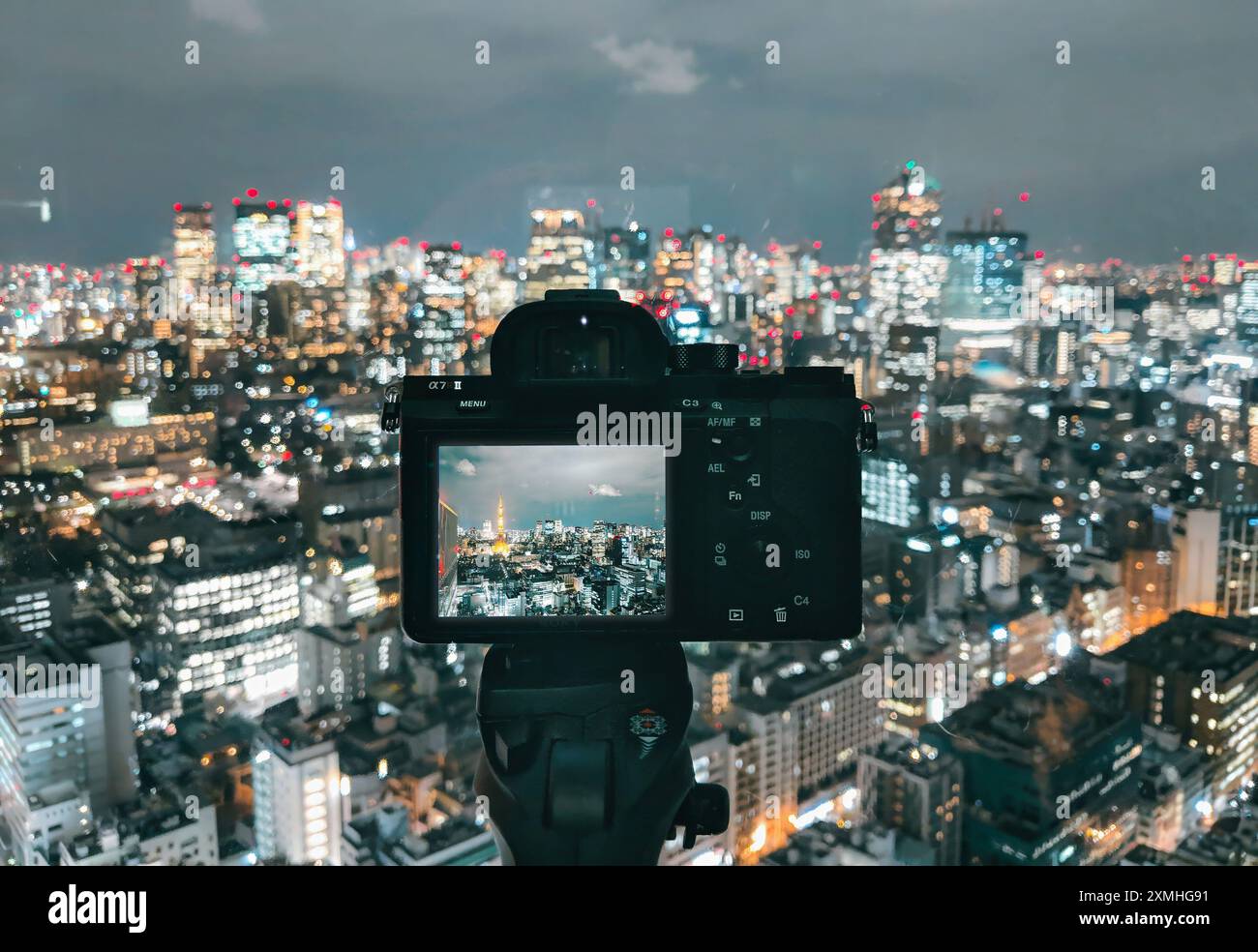 Tokyo - 28 marzo 2019 - Vista notturna dello skyline cinematografico moderno di Tokyo con fotocamera a Tokyo, Giappone Foto Stock