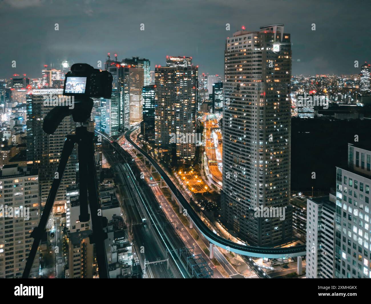Vista notturna del moderno skyline cinematografico di Tokyo con fotocamera a Tokyo, Giappone Foto Stock