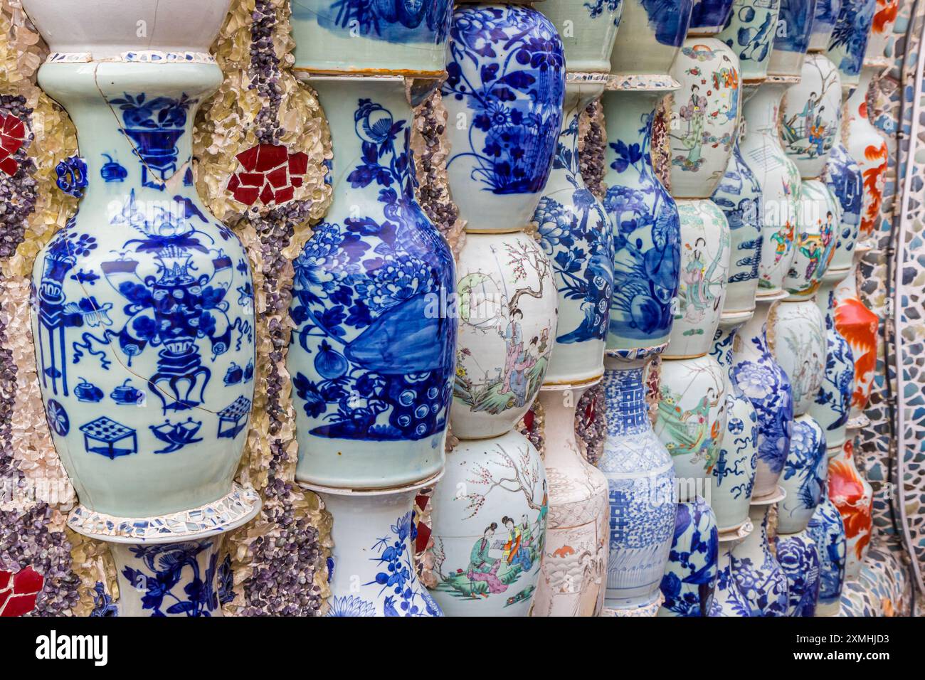 Muro con vasi nella casa di porcellana di Tianjin, Cina Foto Stock