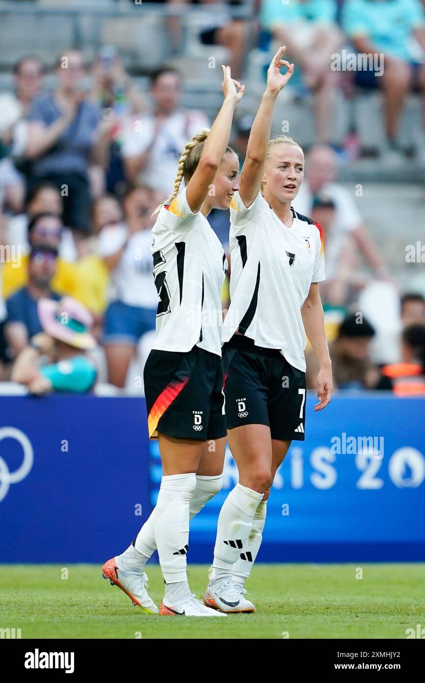 Lea Schüller (Germania, 7) festeggia con i compagni di squadra dopo aver segnato il secondo gol della sua squadra durante la partita di calcio del gruppo B dei Giochi Olimpici di Parigi 2024 tra Germania e Australia allo Stade de Marseille di Marsiglia, in Francia. (Foto: Daniela Porcelli/Sports Press Photo/C - SCADENZA DI UN'ORA - ATTIVA FTP SOLO SE LE IMMAGINI HANNO MENO DI UN'ORA - Alamy) Foto Stock