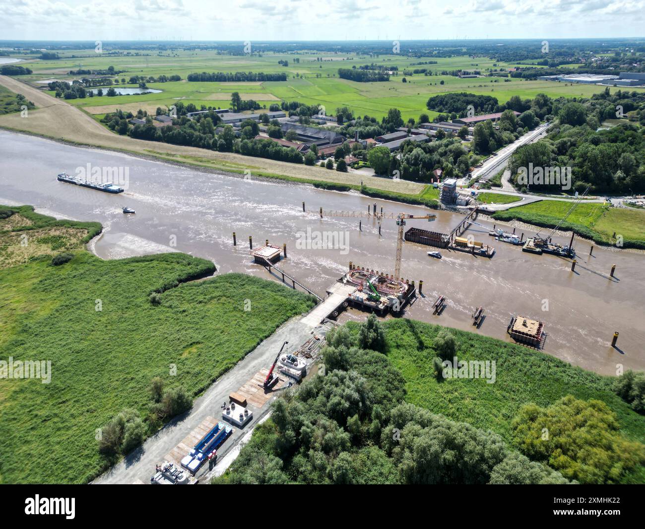 Montage der neuen Friesenbrücke. Blick auf die Baustelle der Friesenbrücke. AB dem 29.Juli wird ein Schwimmkran ersten Brückenteile bei der Großbaustelle der neuen Friesenbrücke einhängen. Die Arbeiten an der Eisenbahnbrücke bei Weener schreiten Voran. MIT Hilfe eines schwimimden Schwerlastkrans sollen vier Teile eingebaut werden. Elsfleth Niedersachsen Deutschland *** montaggio del nuovo ponte Friesenbrücke Vista del cantiere del ponte Friesenbrücke da luglio 29, una gru galleggiante sospenderà le prime sezioni del ponte presso il principale cantiere per il nuovo ponte Friesenbrücke W Foto Stock