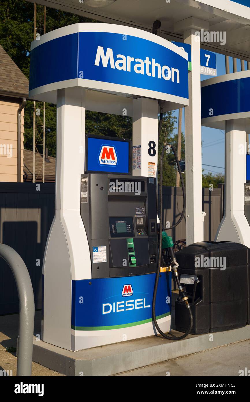 Pompa carburante diesel presso una stazione di servizio Marathon nel Michigan USA Foto Stock