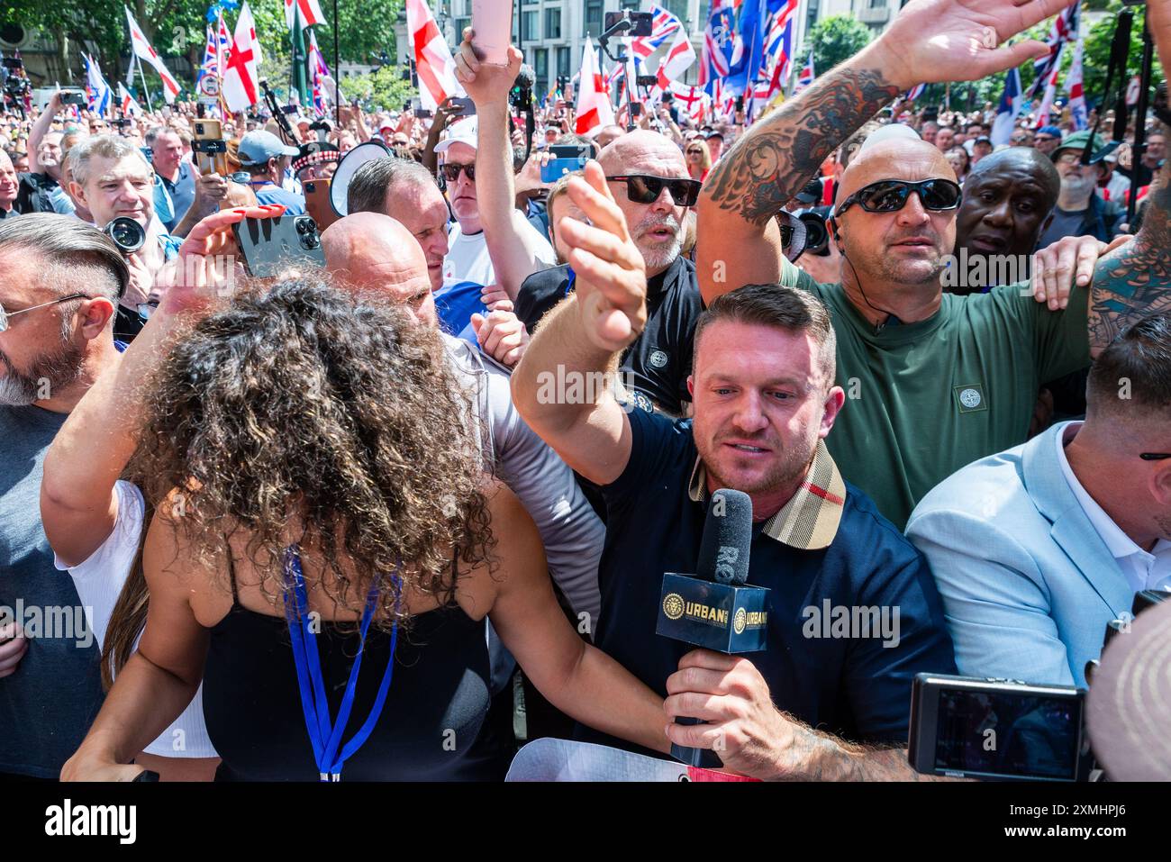 Tommy Robinson conduce una marcia di protesta attraverso Londra, Regno Unito, davanti a folle di seguaci nello Strand. Sto cercando di liberare la strada Foto Stock