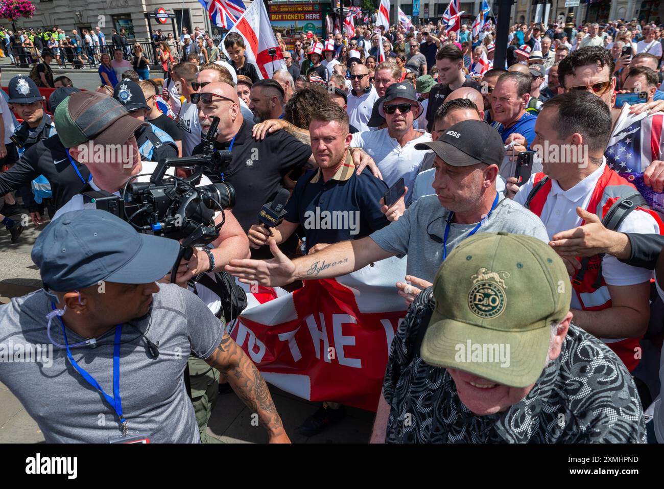 la protesta di Tommy Robinson ha chiamato Uniting the Kingdom arrivando a Trafalgar Square, Londra, Regno Unito. Tommy Robinson a capo della folla di seguaci Foto Stock