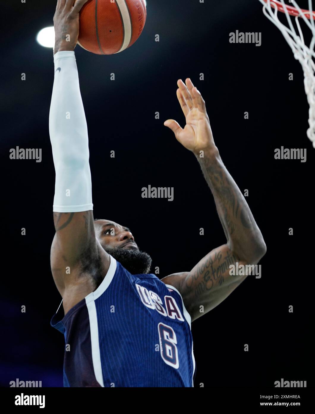 Lille, Francia. 28 luglio 2024. LeBron James degli Stati Uniti segna contro la Serbia in pallacanestro maschile ai Giochi Olimpici estivi di Lille, Francia, domenica 28 luglio 2024. Foto di Paul Hanna/UPI credito: UPI/Alamy Live News Foto Stock