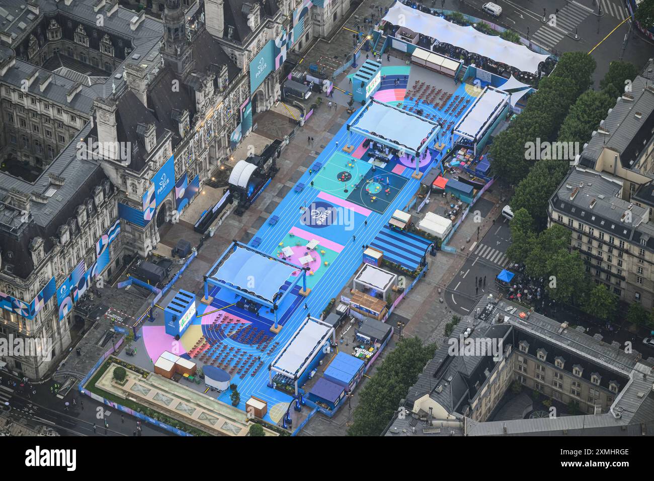 Parigi, Francia. 26 luglio 2024. Questa foto scattata da un elicottero il 26 luglio 2024 mostra una vista aerea della piazza del municipio di Parigi (Hotel de Ville) durante la cerimonia di apertura dei Giochi Olimpici di Parigi 2024 a Parigi, in Francia. Crediti: Lionel Bonaventure/POOL/Xinhua/Alamy Live News Foto Stock