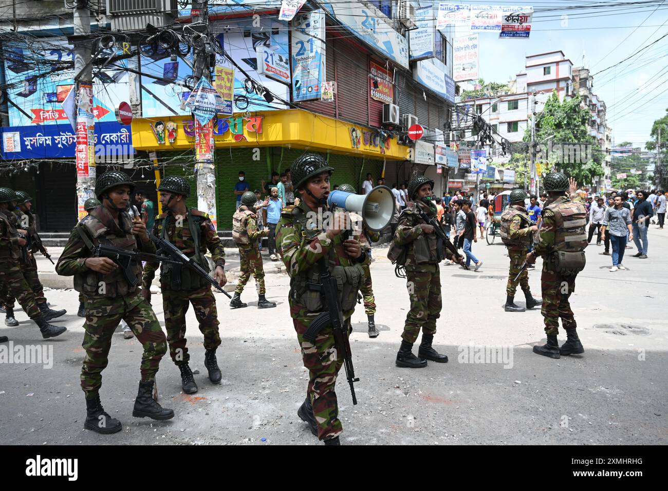 I soldati dell'esercito del Bangladesh pattugliano per le strade dopo un coprifuoco e lo schieramento di forze militari a Dacca, Bangladesh, il 20 luglio 2024 Foto Stock