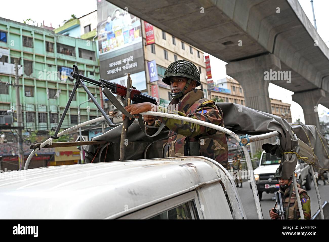 I soldati dell'esercito del Bangladesh pattugliano per le strade dopo un coprifuoco e lo schieramento di forze militari a Dacca, Bangladesh, il 20 luglio 2024 Foto Stock