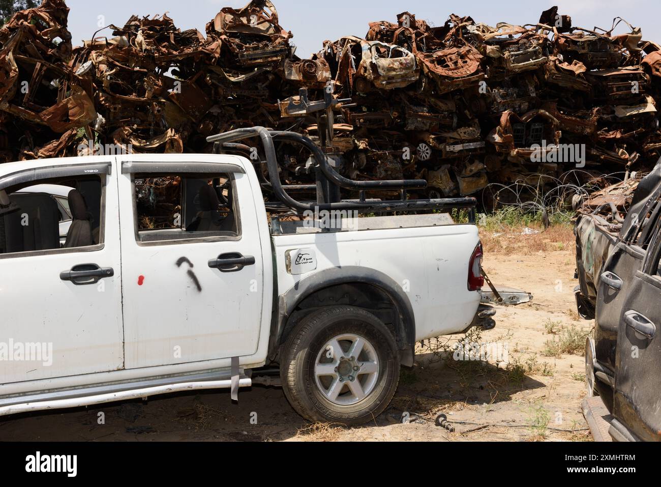 Cimitero automobilistico di Tekumah nel sud di Israele, dove le autorità hanno raccolto centinaia di veicoli distrutti di vittime e autori dell'attentato del 7 ottobre 2023. Foto Stock