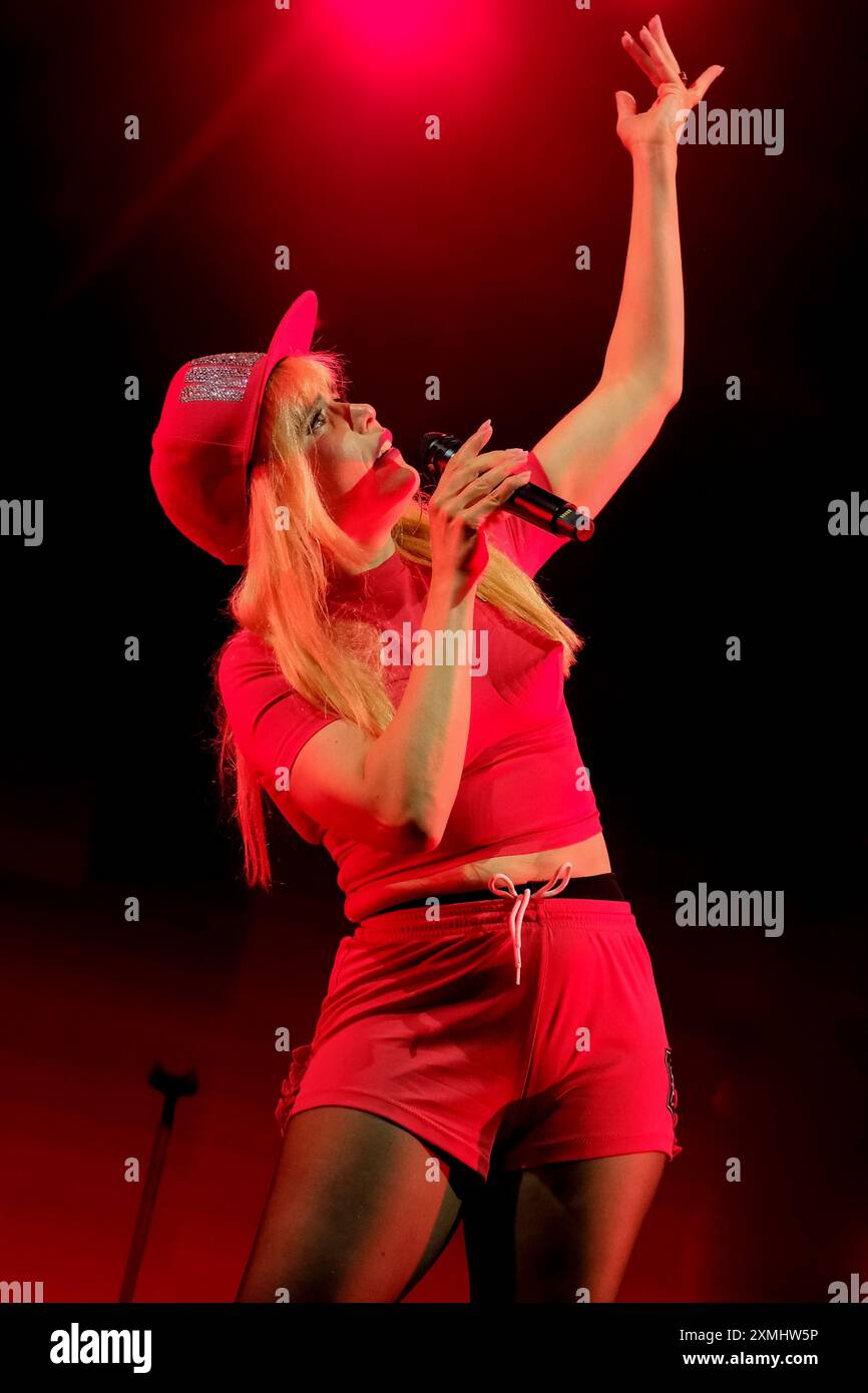 Lulworth, Regno Unito. 27 luglio 2024. La cantautrice e attore britannico Paloma Faith Blomfield si esibisce dal vivo sul palco di Camp Bestival. (Foto di Dawn Fletcher-Park/SOPA Images/Sipa USA) credito: SIPA USA/Alamy Live News Foto Stock