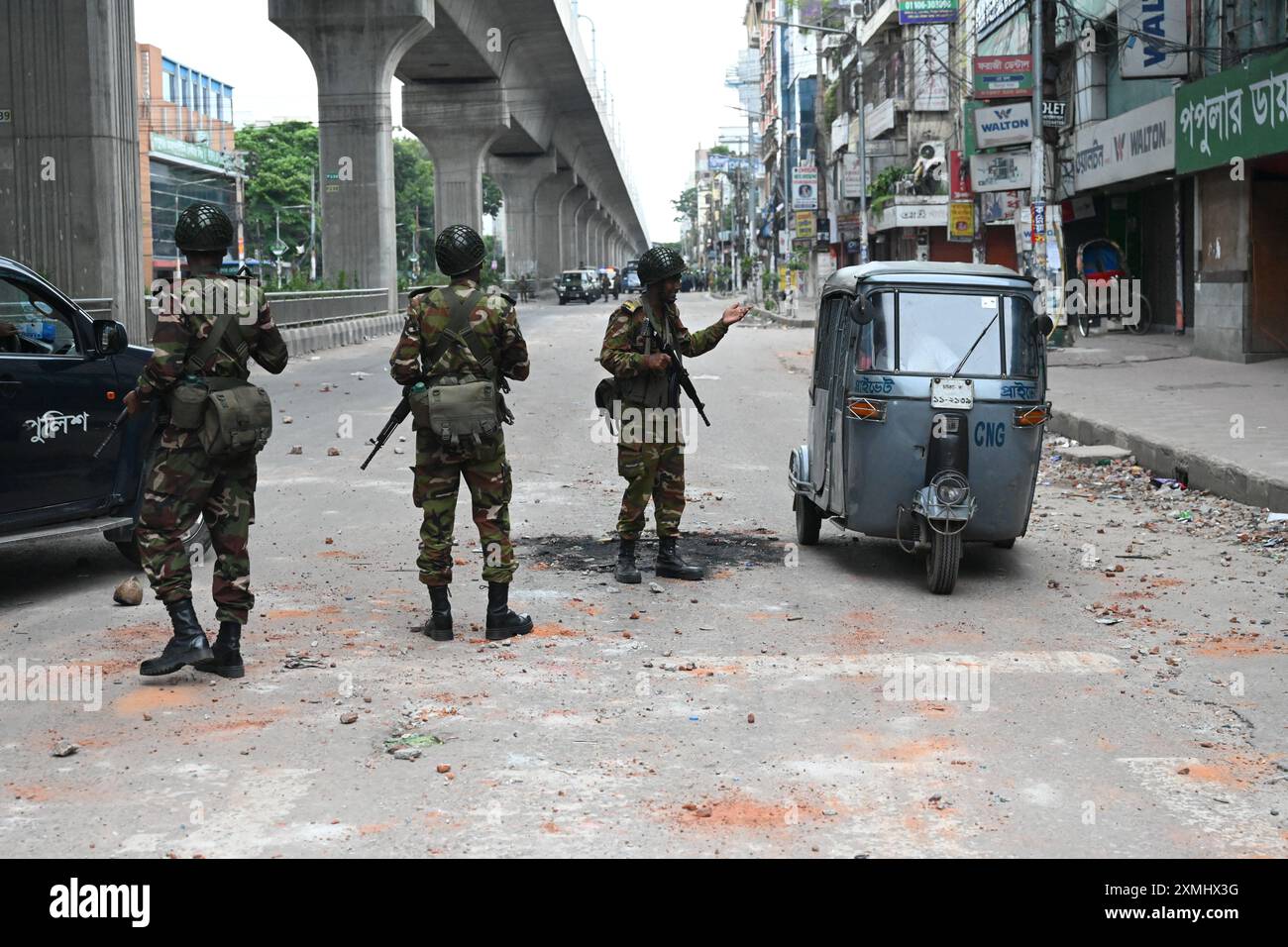 I soldati dell'esercito del Bangladesh pattugliano per le strade dopo un coprifuoco e lo schieramento di forze militari a Dacca, Bangladesh, il 20 luglio 2024 Foto Stock