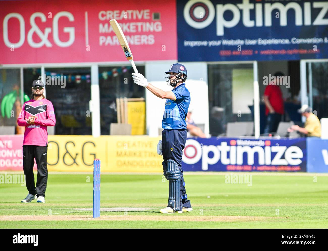 Hove UK 28 luglio 2024 - Will Rhodes del Warwickshire raggiunge il suo mezzo secolo durante la partita di cricket della Metro Bank One Day Cup tra Sussex Sharks e Warwickshire al 1st Central County Ground di Hove: Credit Simon Dack /TPI/ Alamy Live News Foto Stock