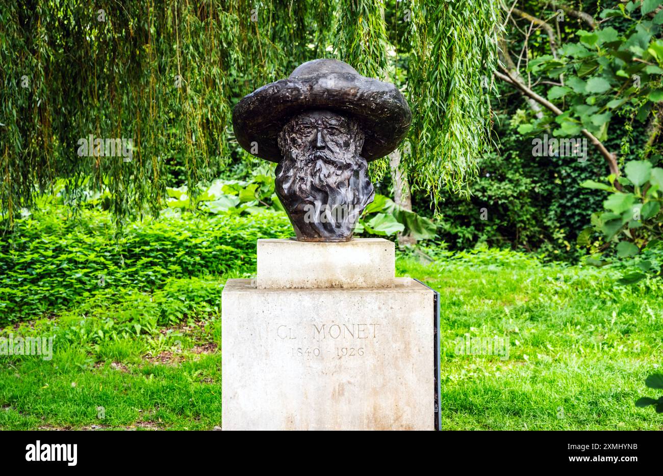 Busto del pittore impressionista francese Claude Monet, nella pittoresca città di Giverny, dove aveva il suo studio d'artista, regione della Normandia, Francia Foto Stock