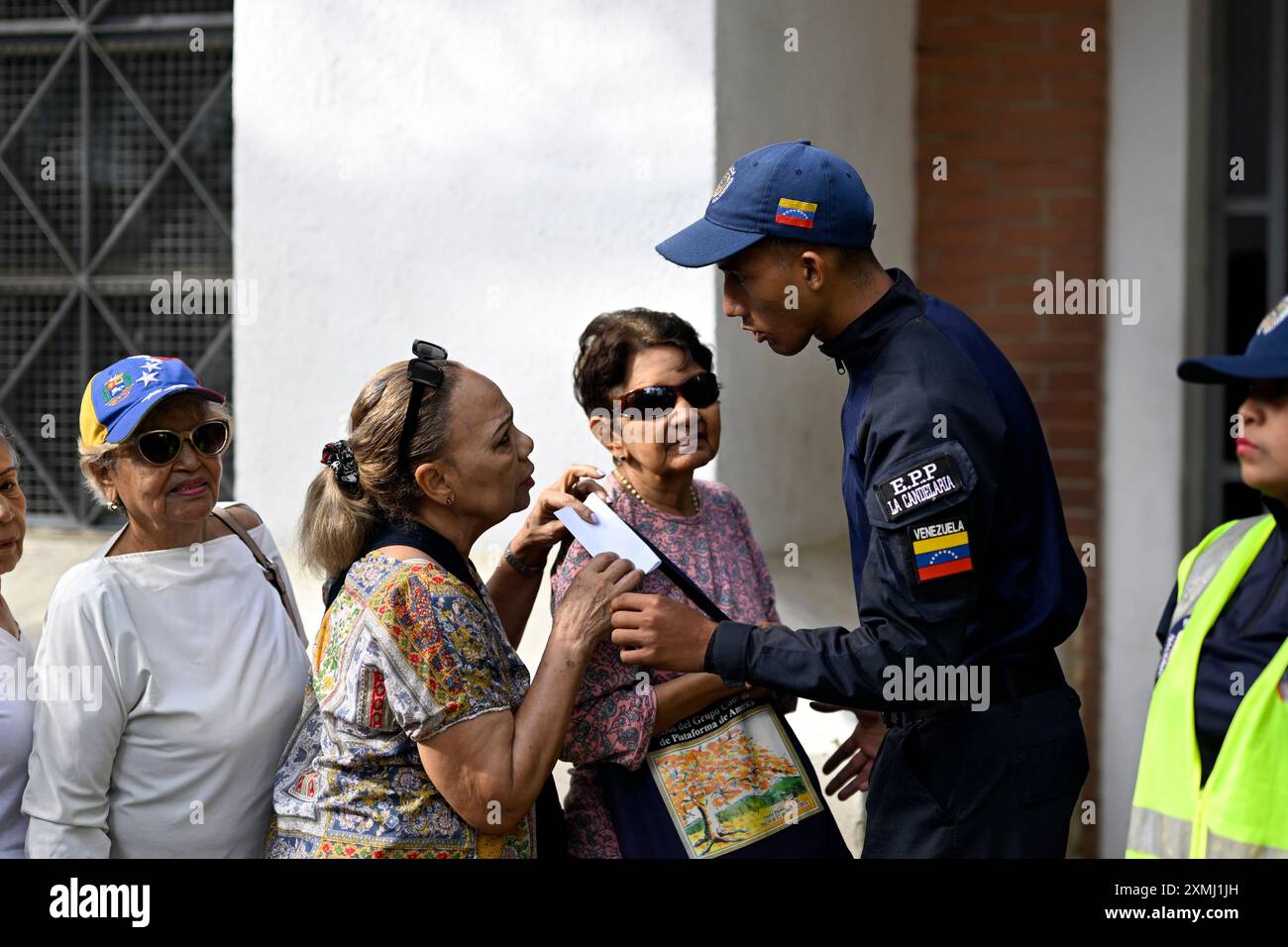 Caracas, Venezuela. 28 luglio 2024. Gli elettori attendono di votare durante le elezioni presidenziali a Caracas, Venezuela, 28 luglio 2024. Il processo elettorale inizia a scegliere il prossimo presidente del Venezuela. Crediti: Li Muzi/Xinhua/Alamy Live News Foto Stock