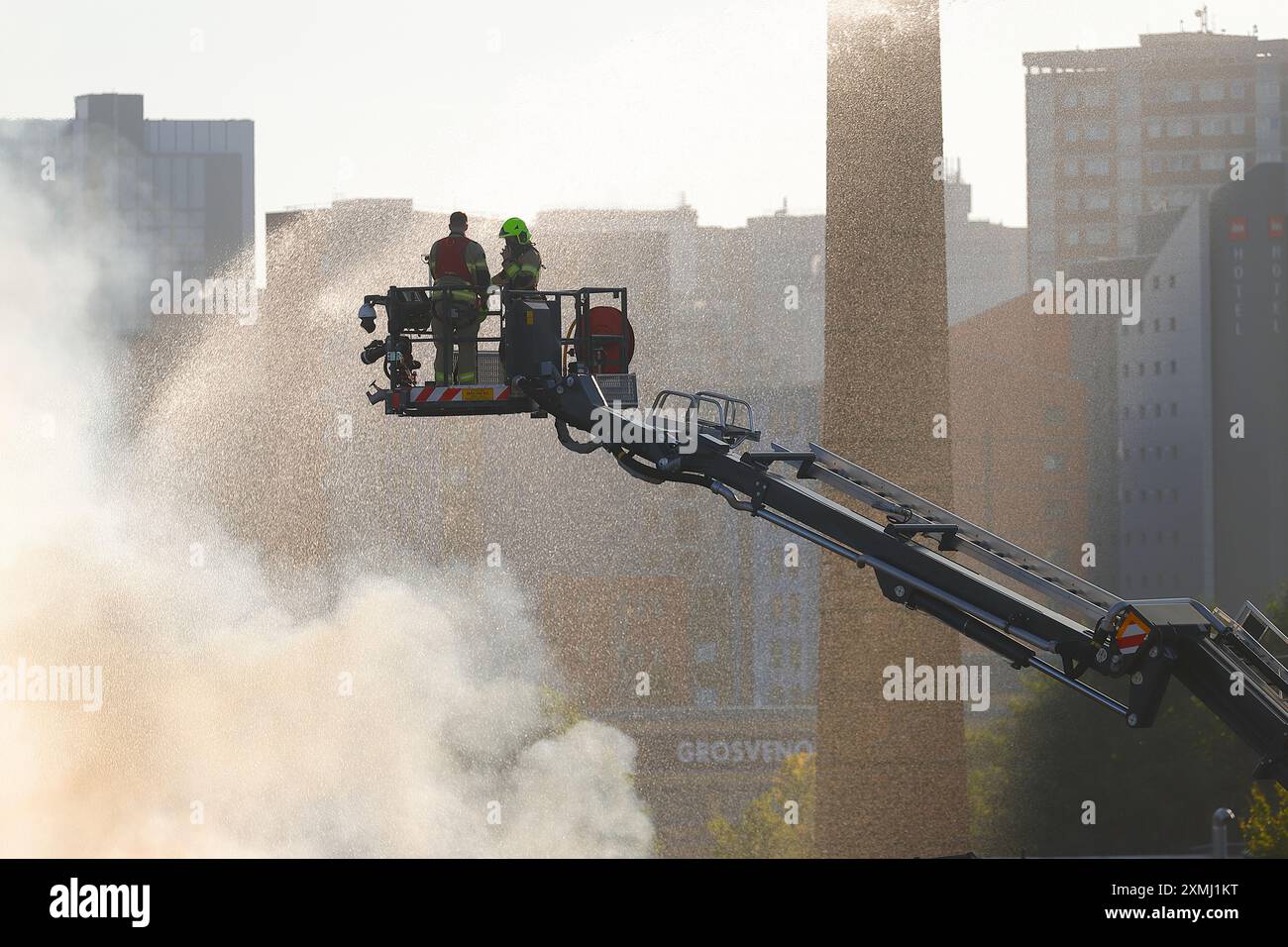 I vigili del fuoco del West Yorkshire affrontano un incendio in un edificio dereleggente a Canal Mills a Leeds, West Yorkshire, Regno Unito Foto Stock