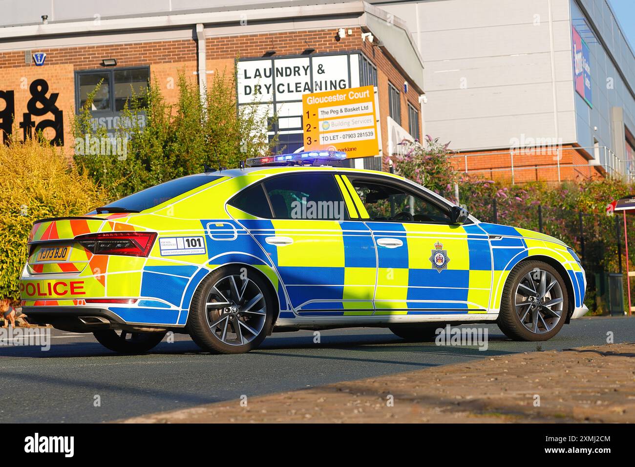 Un'auto della polizia usata come blocco stradale in un incidente ad Armley, Leeds, West Yorkshire, Regno Unito Foto Stock