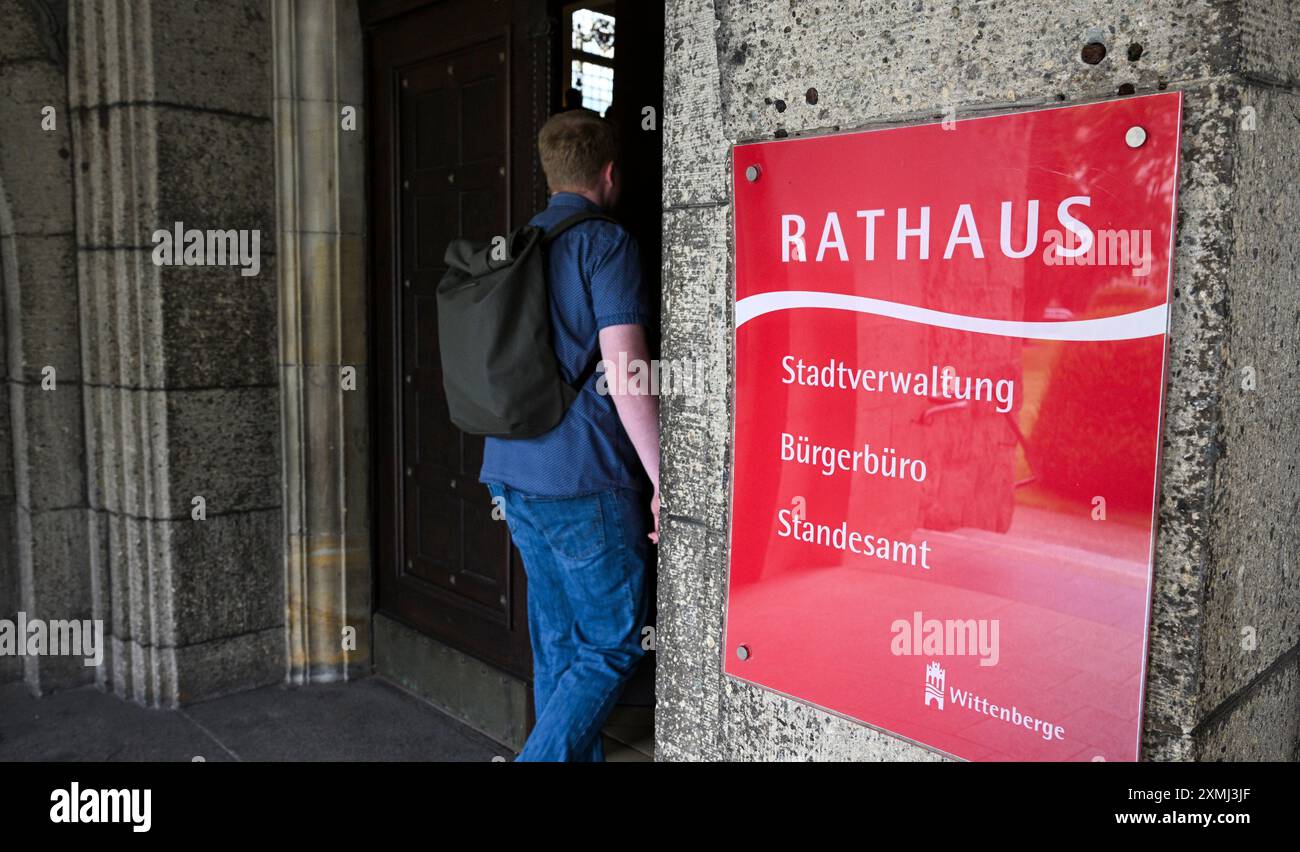 Wittenberge, Germania. 26 luglio 2024. L'ingresso al municipio con l'amministrazione municipale, l'ufficio dei cittadini e l'ufficio del registro al momento della consegna della decisione di finanziamento di due milioni di euro per una "piccola accademia cittadina" nella città di Wittenberge. L'accademia è una piattaforma di networking e conoscenza a livello nazionale per le piccole città in Germania. Crediti: Jens Kalaene/dpa/Alamy Live News Foto Stock