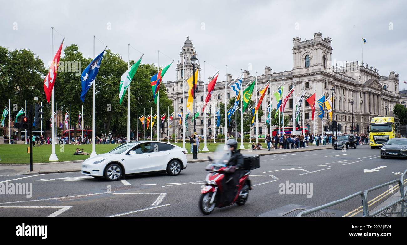 Londra, Regno Unito - 25 luglio 2014: Bandiere di 52 contee storiche di Inghilterra, Scozia e Galles intorno a Parliament Square Garden. Foto Stock