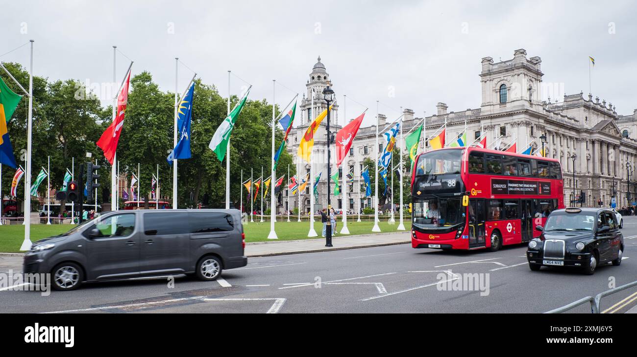Londra, Regno Unito - 25 luglio 2014: Bandiere di 52 contee storiche di Inghilterra, Scozia e Galles intorno a Parliament Square Garden. Foto Stock