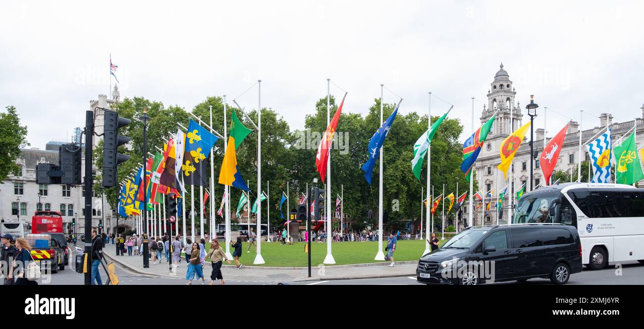 Londra, Regno Unito - 25 luglio 2014: Bandiere di 52 contee storiche di Inghilterra, Scozia e Galles intorno a Parliament Square Garden. Foto Stock