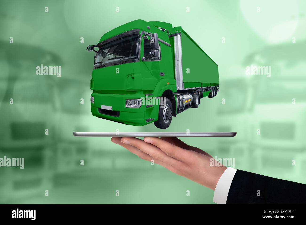 Mano con tablet digitale e camion verde. Concetto di gestione delle flotte ecologiche. Foto Stock