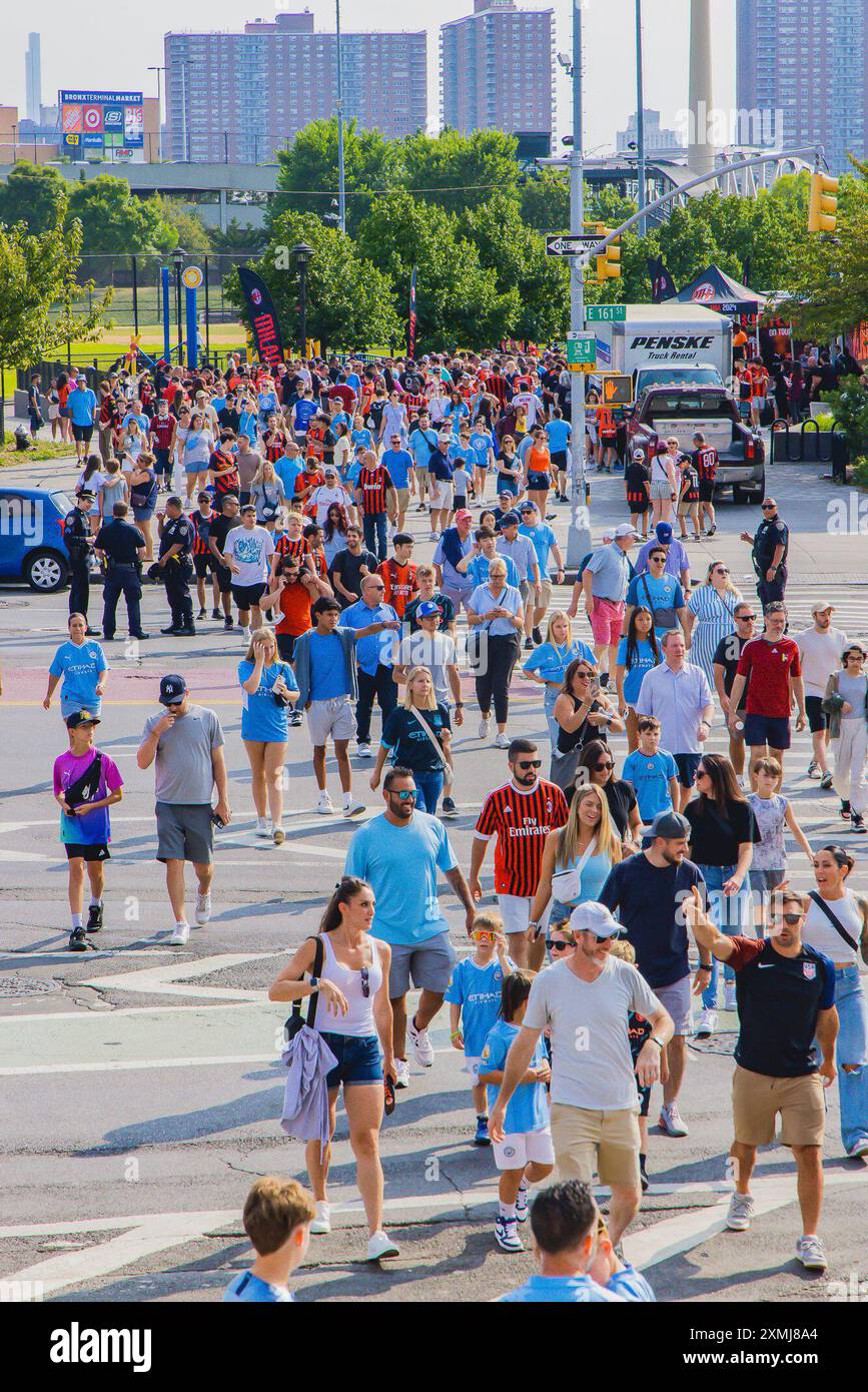 27 luglio 2024, %G, New York, Stati Uniti: New York (USA), 07/27/2024 Ã¢â‚¬' FOOTBALL/PRE-SEASON/AC MILAN/MANCHESTER %G - movimento dei tifosi in una partita tra AC Milan e Manchester City in una partita pre-stagionale tenutasi allo Yankee Stadium di New York. I gol della squadra italiana sono stati segnati da Lorenzo Colombo (30' e 34'), entrambi assistiti da Samuel Chukwueze, e da Marco Nasti (78'). Manchester City ha segnato attraverso Erling Haaland (19Ã¢â‚¬Â²) e James McAtee (55Ã (Credit Image: © Anthony Oliveira/TheNEWS2 via ZUMA Press Wire) SOLO USO EDITORIALE! Non per USO commerciale! Foto Stock