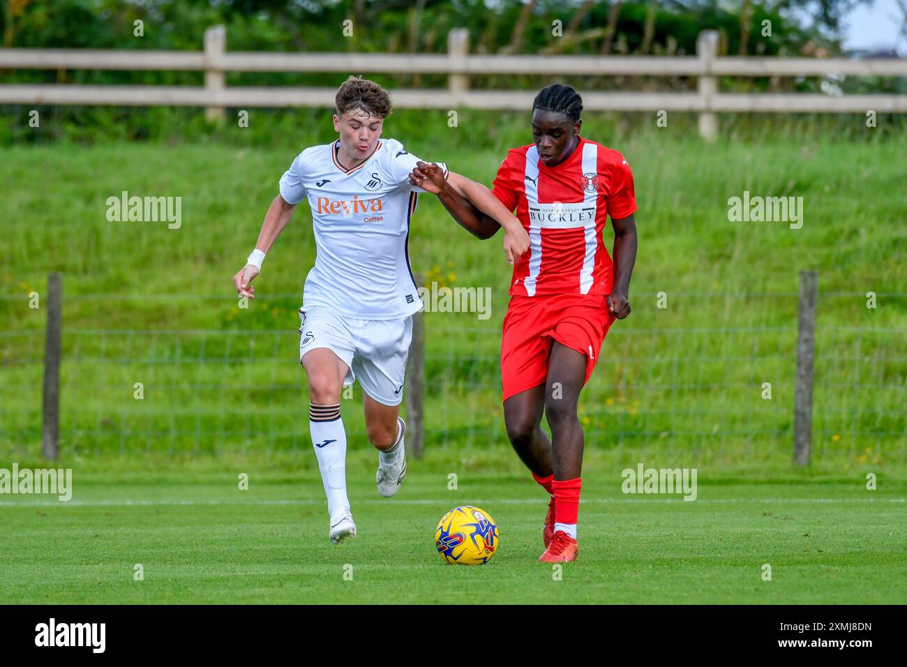 Swansea, Galles. 27 luglio 2024. Carter Heywood di Swansea City (a sinistra) combatte con Devine Samuel di Leyton Orient durante l'amichevole tra Swansea City e Leyton Orient al Fairwood Training Ground di Swansea, Galles, Regno Unito il 27 luglio 2024. Crediti: Duncan Thomas/Majestic Media/Alamy Live News. Foto Stock