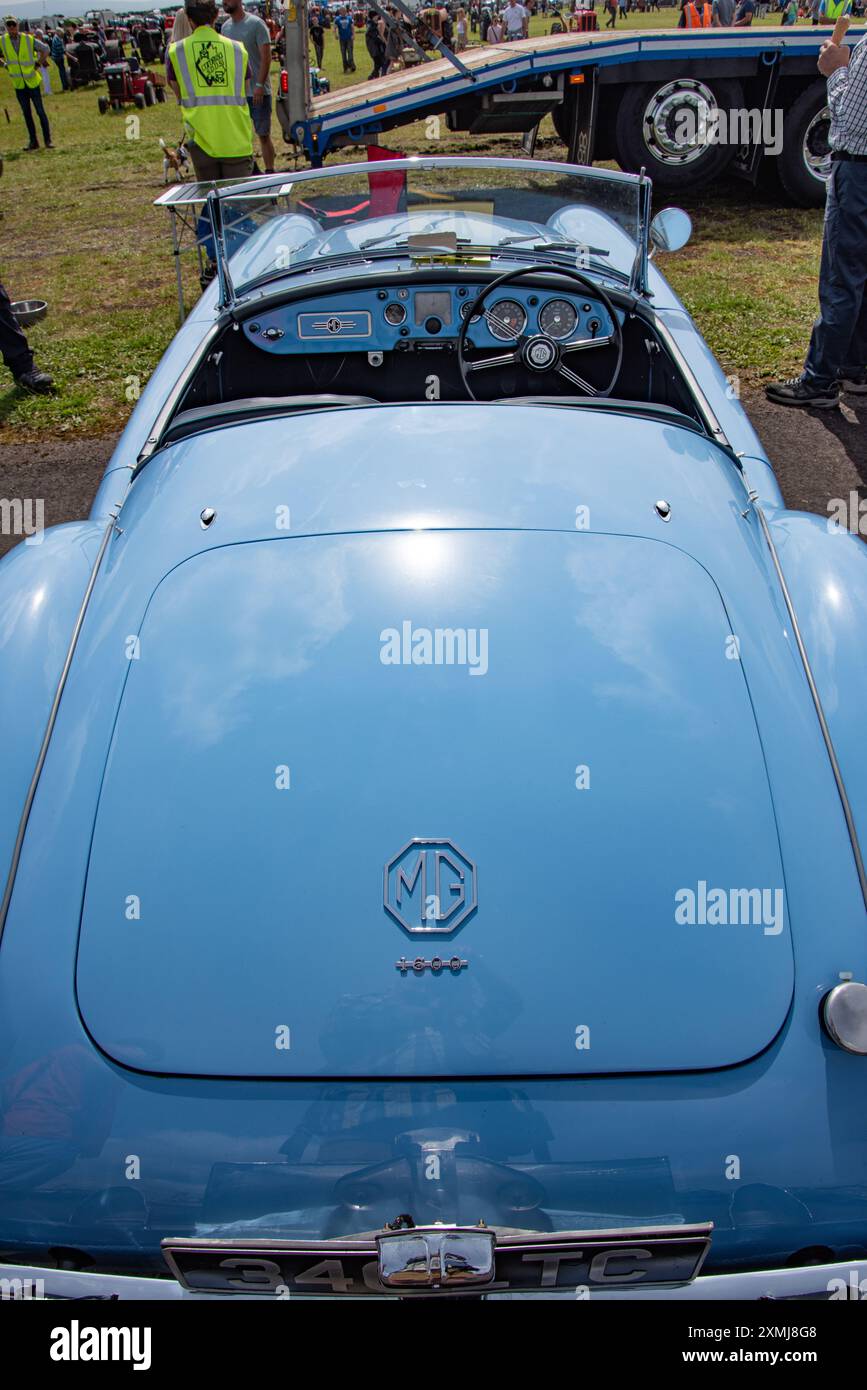 Powder Blue MG A car, Cumbria Steam Gathering, Flookburgh, Cumbria, Inghilterra. Foto Stock