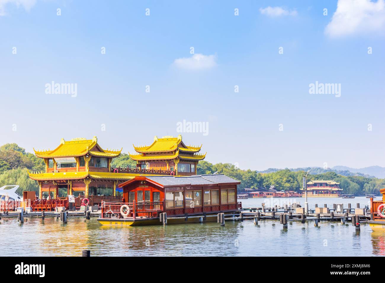 Navi da crociera in tradizionale stile cinese al molo di Hangzhou, Cina Foto Stock