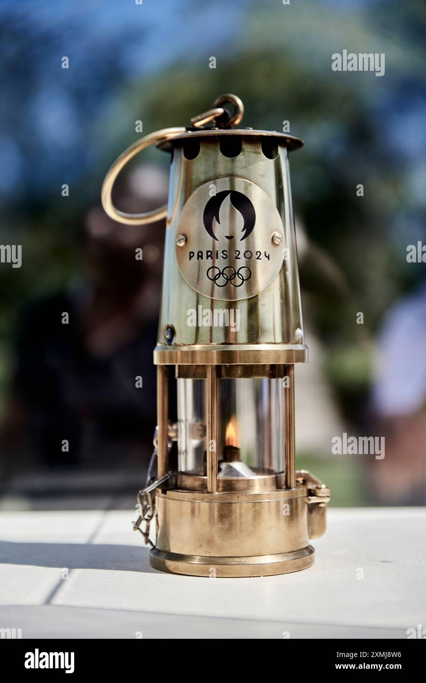 Parigi, Francia. 28 luglio 2024. Antonin Burat/le Pictorium - Calderone Olimpico a Parigi (illustrazione) - 28/07/2024 - Francia/Ile-de-France (regione)/Parigi - Una fiamma del fuoco di Olimpia brucia nel cuore di Parigi, in occasione dei Giochi Olimpici e Paralimpici del 2024. Crediti: LE PICTORIUM/Alamy Live News Foto Stock