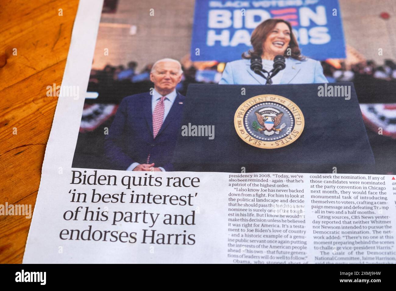 Il presidente Joe 'Biden abbandona la corsa nel migliore interesse del suo partito e appoggia il titolo del quotidiano Harris Guardian del 22 luglio 2024 per le elezioni del Regno Unito in Gran Bretagna Foto Stock