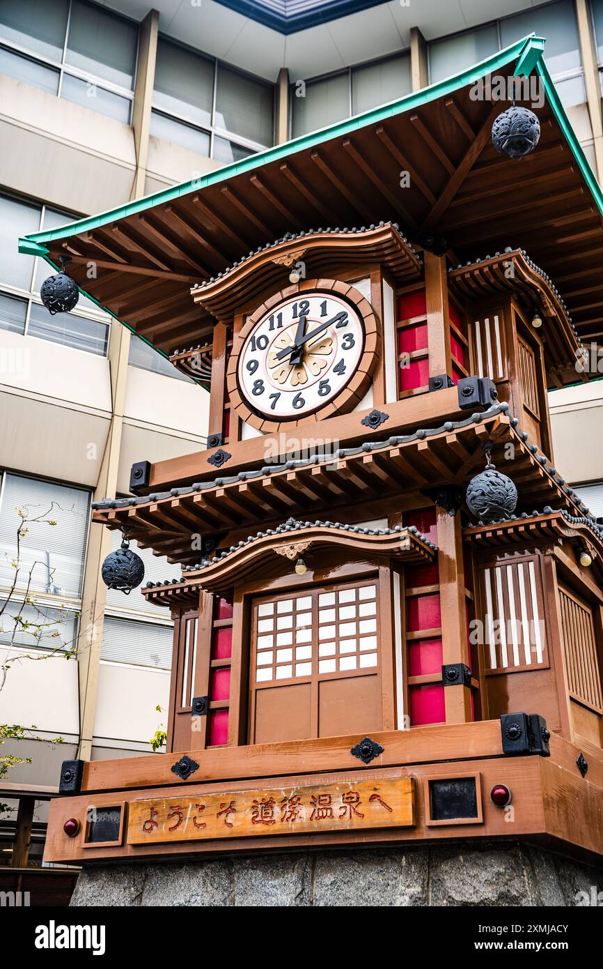 La torre dell'orologio chiamata 'Orologio Bocchan Karakuri' con i personaggi del romanzo 'Bocchan' di Natsume Soseki, città di Matsuyama, regione di Shikoku, Giappone Foto Stock