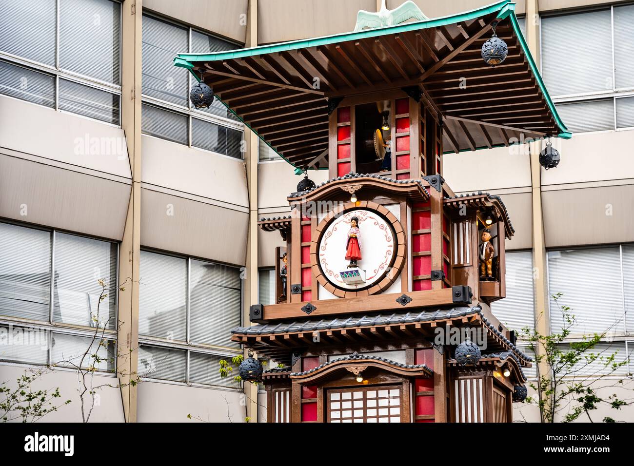 La torre dell'orologio chiamata 'Orologio Bocchan Karakuri' con i personaggi del romanzo 'Bocchan' di Natsume Soseki, città di Matsuyama, regione di Shikoku, Giappone Foto Stock