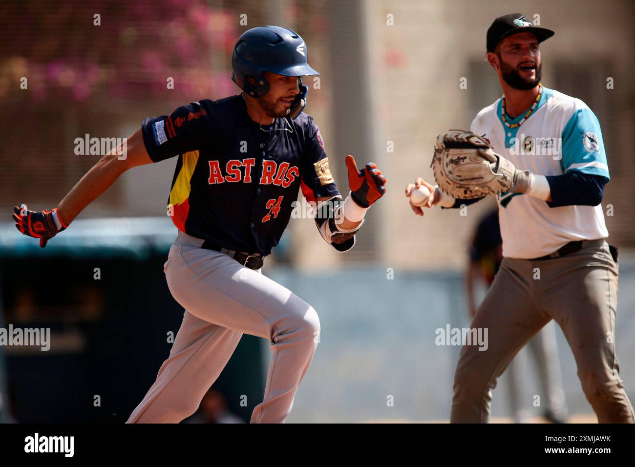 Barcellona, ​​Spain.- 28 luglio 2024. Edgar Rodríguez (24) 3B, Astros Valencia sono campioni battendo i Tenerife Marlins 9-1 nella finale della Division of Honor Cup della National Baseball League S.M. The King 2024. Si tiene presso lo stadio municipale di baseball Antonio Hervás, Sant Boi de Llobregat, domenica 28 luglio 2024. (FOTO: Alejandro van Schermbeek / AVS Photo Report | Alamy Life News) Foto Stock