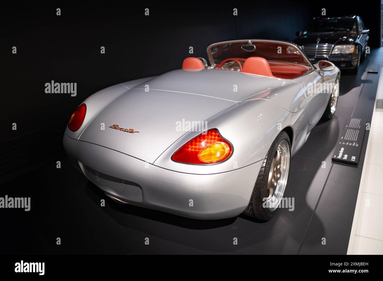 Concept car silver Porsche Boxster in mostra al museo, curve eleganti e design senza tempo, collezione di auto Cabrio classica, passione automobilistica, storia Foto Stock