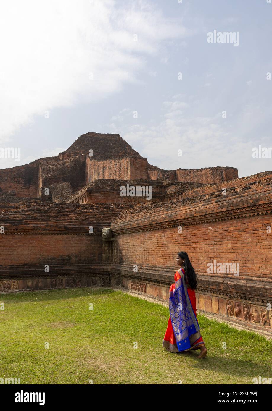 Turisti del Bangladesh a Somapura Mahavihara, Rajshahi Division, Badalgachhi, Bangladesh Foto Stock