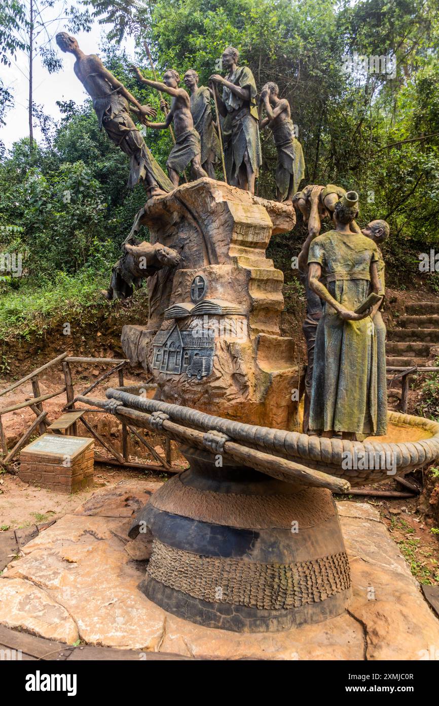 KISIIZI, UGANDA - 20 MARZO 2020: Monumento alle cascate Kisiizi che raffigura una ragazza gettata da una scogliera, Uganda Foto Stock