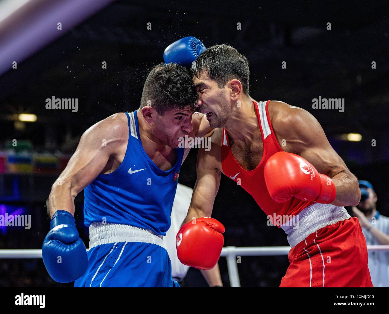 Parigi, Francia. 28 luglio 2024. Zeyad Eashash (L) della Giordania gareggia contro Aslanbek Shymbergenov del Kazakistan durante il turno preliminare di pugilato maschile di 71 kg del 32 partita dei Giochi Olimpici di Parigi 2024 a Parigi, Francia, 28 luglio 2024. Crediti: Jiang Wenyao/Xinhua/Alamy Live News Foto Stock