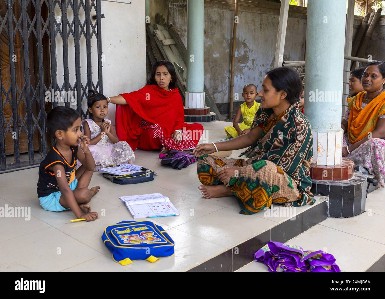 Scuola religiosa in un tempio indù, divisione Rajshahi, manda, Bangladesh Foto Stock